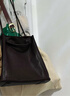 裘真新年礼物 008水桶包女斜挎通勤大容量真皮复古小众植鞣牛皮包包 咖啡色-大号 实拍图