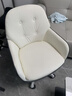 科润沙发电脑椅人体工学椅子办公学习家用舒适久坐卧室化妆宿舍书桌椅 加大双层款-耐磨猫抓皮-米白色-4级防爆气杆 不可调节 固定扶手 双层加厚软包 实拍图