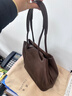 裘真新年礼物 008水桶包女斜挎通勤大容量真皮复古小众植鞣牛皮包包 咖啡色-小号 实拍图