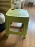 网红塑料凳子30.5cm客厅防滑凳餐桌凳简约可摞叠便携凳浴室凳 绿色【两种款式随机发】 （一个装） 实拍图