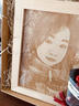 沐婳结婚纪念日送老婆礼物木刻画定制照片送女朋友送闺蜜周年生日礼物 【5寸送情侣】礼盒礼袋+拉菲草+娃娃+贺卡+彩灯+玫瑰花 实拍图