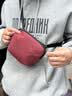 迪桑特（DESCENTE）MOVE PACK系列男女同款轻量化设计斜挎包 DR-深红色 F 实拍图
