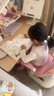 读书郎儿童学习书桌椅套装多功能可升降中小学生桌椅子写字家用课桌 1米楹木桌+加高书架+追背椅 粉 实拍图