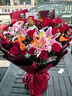 艾斯维娜鲜花速递向日葵混搭花束生日礼物全国同城配送 19朵红玫瑰百合混搭花束 实拍图