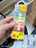 得力（deli）100张5色荧光膜指示标签贴  43*12mm箭头款分类索引便利贴记事贴9064 实拍图
