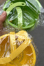 可挂式水槽沥水篮家用厨房水槽分离食物残渣过滤篮水果清洗滤水篮 绿色+黄色【一按即倒/不脏手】大号 实拍图