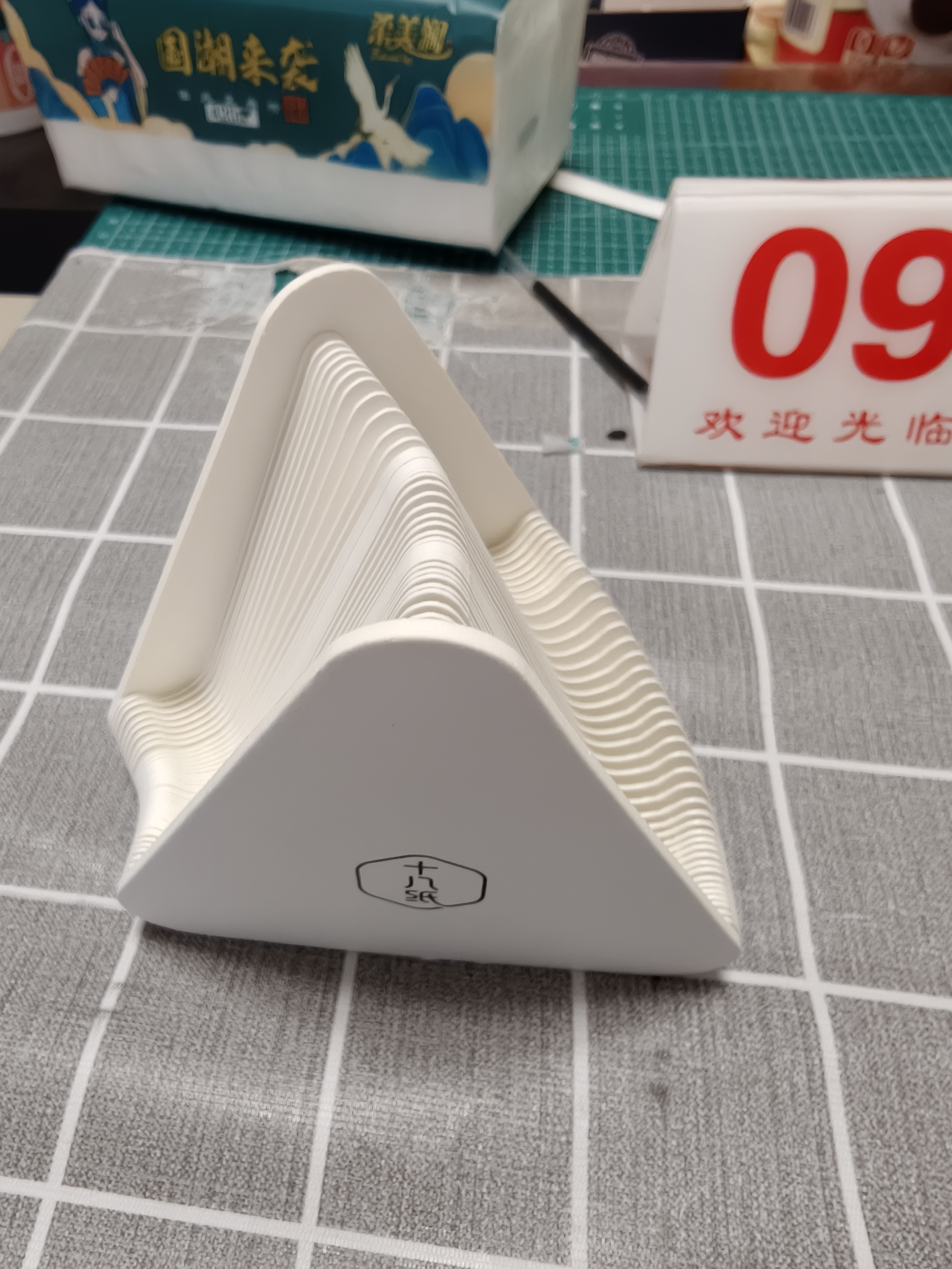 十八纸手机支架小巧便携创意支架底座办公书房桌面置物架手机平板通用 白色三角支架 实拍图