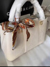 香微送妈妈生日礼物实用40母亲婆婆50岁60长辈女士手提包包女包2025年 白色【礼袋礼盒装+花束丝巾】 【送长辈的暖心礼物】 实拍图
