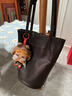 裘真新年礼物 慵懒遇水桶包女腋下单肩包复古通勤包头层植鞣牛皮包包 咖啡色-小号 实拍图