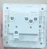 西门子（SIEMENS）开关插座 10A五孔带单控插座 暗装面板 致典雅白色5UB14243NC012P 实拍图