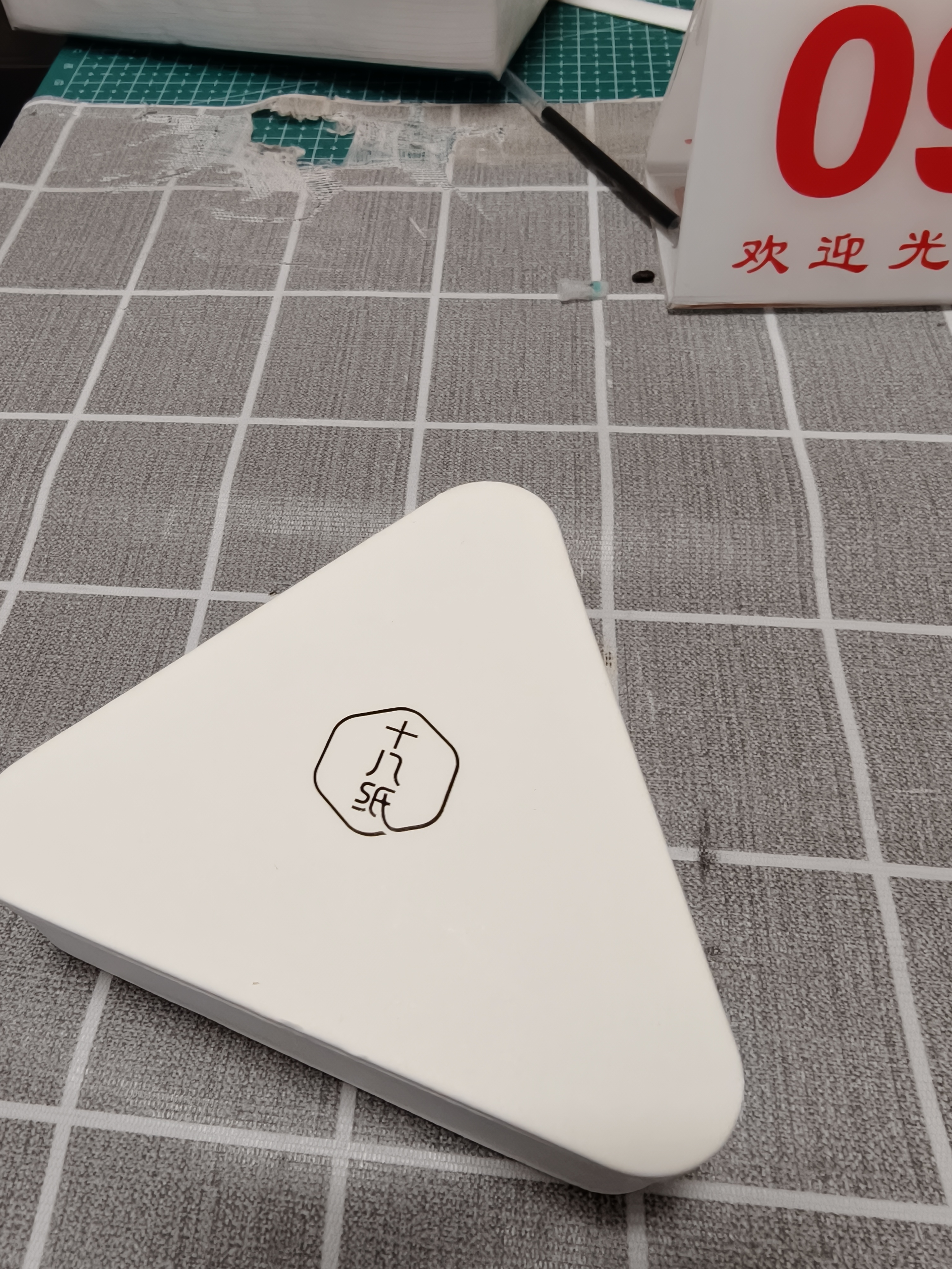 十八纸手机支架小巧便携创意支架底座办公书房桌面置物架手机平板通用 白色三角支架 实拍图