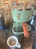 Delonghi/德龙复古系列 ECO310半自动咖啡机家用奶泡一体 泵压式不锈钢锅炉 意式美式拿铁浓缩咖啡 橄榄绿 实拍图