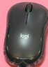 罗技（Logitech）M220 轻音鼠标 无线鼠标 办公鼠标 对称鼠标 带无线微型接收器 灰黑色 实拍图