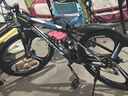 金武端自行车成人山地车公路赛车单车骑行变速超轻越野中学生初中青少年 尊享版-三刀轮-黑蓝色【铝架】 26寸24速 实拍图