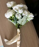 东之天地 手捧花仿真白色玫瑰手捧花领证拍照道具伴娘花束绢花球婚礼花束 白玫瑰手捧花1束【含丝带】 实拍图