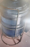 水立人 桶装水支架抽水压水器矿泉纯净水大桶水饮水机手压出水器倒置架 灰色(15-18.9L通用型) 实拍图