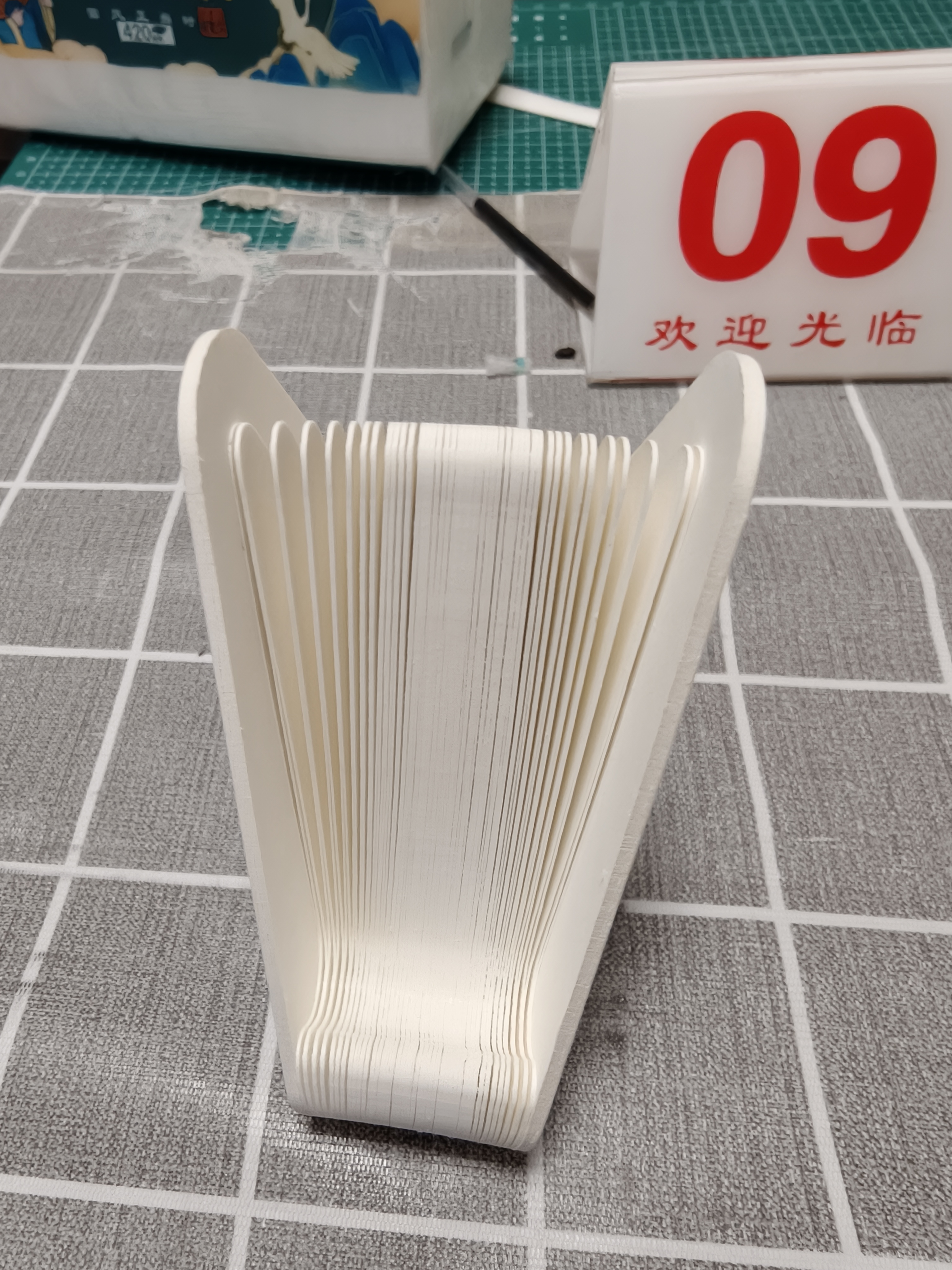 十八纸手机支架小巧便携创意支架底座办公书房桌面置物架手机平板通用 白色三角支架 实拍图