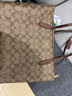 蔻驰（COACH）【品牌直供】女士中号托特包单肩手提包卡其色拼棕色4455 实拍图