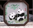 大熊猫锦绣织造府蜀绣双面熊猫刺绣摆件中国特色礼物送老外出国礼品成都伴手礼纪念 节节高熊猫手工双面蜀绣（jd发货） 实拍图