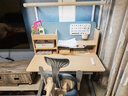 读书郎儿童学习书桌椅套装可升降中小学生桌椅子写字家用课桌香草蓝T12 1米楹木桌+光谱大路灯+追背椅蓝 实拍图