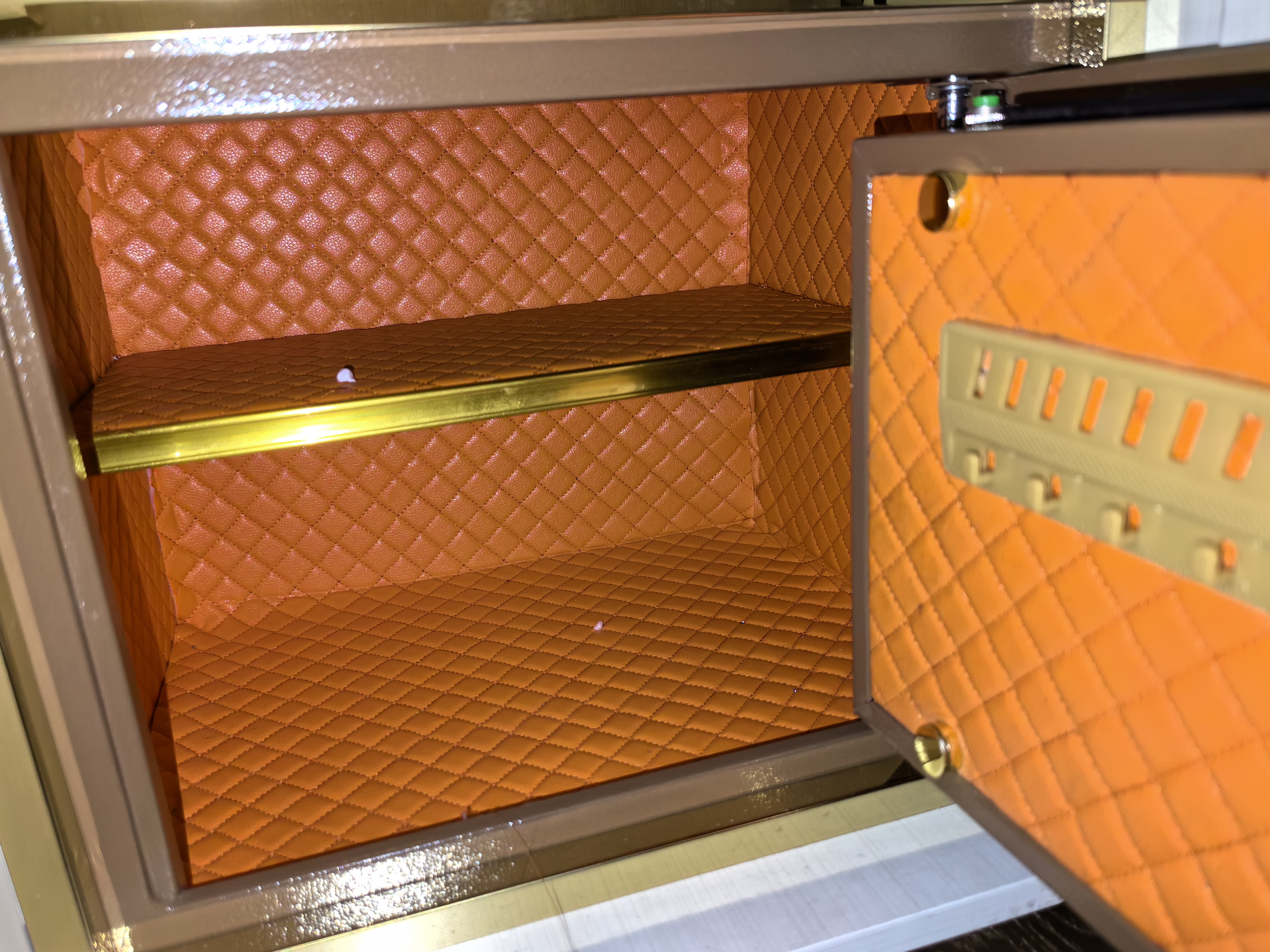 虎牌保险柜家用型床头柜保险箱一体隐藏式智能小型多功能一体床边保管柜钢化玻璃台面防盗防搬走保险柜 轻奢款 香槟金（触控三色灯+无线充电+感应灯） 指纹款（指纹/远程临时秘钥/密码/钥匙） 实拍图