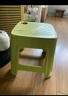网红塑料凳子30.5cm客厅防滑凳餐桌凳简约可摞叠便携凳浴室凳 绿色【两种款式随机发】 （一个装） 实拍图