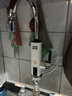 奥克斯（AUX）电热水龙头热水器加热水龙头快速热水变频恒温厨房下进水 【大屏数显】雪山白+漏保插头+万向喷头 实拍图