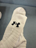 安德玛（Under Armour）篮球袜子 运动袜男女 跑步羽毛球防臭袜中筒棉袜 白色L码三双装 实拍图