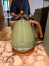 德龙（Delonghi）电热水壶 家用复古304不锈钢烧水电水壶 防干烧自动断电大功率1.7L煮水壶 KBO2001.VGR 橄榄绿礼物 实拍图