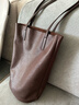 裘真情人节礼物慵懒遇水桶包女腋下单肩包复古通勤包头层植鞣牛皮包包 咖啡色-中号 实拍图