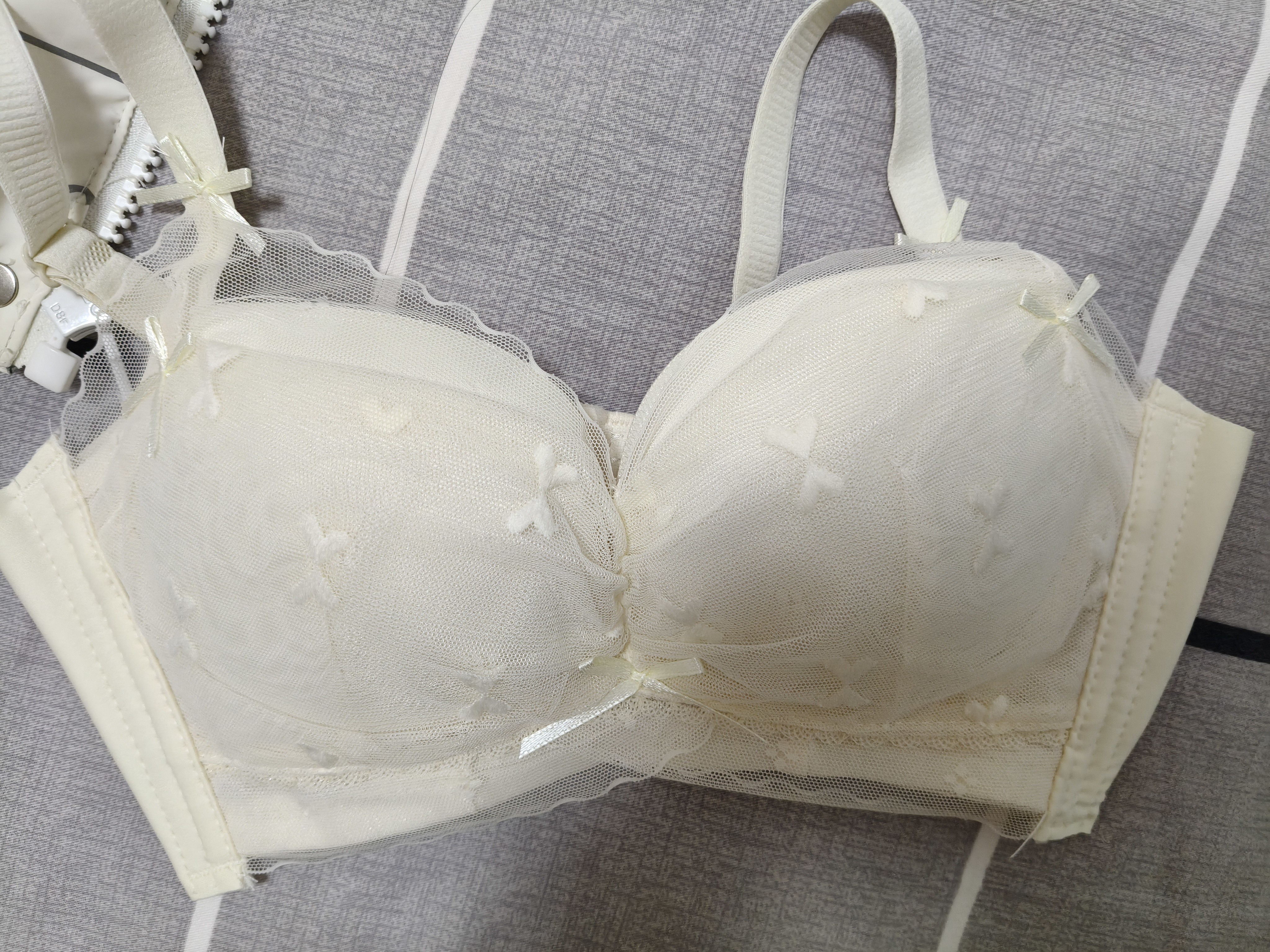 俏蓓依内衣女士小胸聚拢显大调整型无钢圈收副乳防下垂夏季天薄款文胸罩 奶白色 S 32/70码(AB通杯厚约0.8C) 实拍图