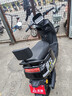 五羊【官方正品】2025款电动摩托车NFC解锁大功率电动车俩轮代步电摩男女时尚电动踏板车 骑士黑/速度50M/前碟后鼓/靠背板 72V26A/全新石墨烯电池/木架发货 实拍图