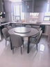 初屋 餐桌 岩板餐桌椅组合现代简约伸缩折叠圆桌家用小户型实木饭桌子 黑灰色-阿玛尼灰岩板-101皮椅 1.35m 一桌六椅 实拍图