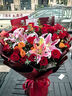 艾斯维娜鲜花速递向日葵混搭花束生日礼物全国同城配送 19朵红玫瑰百合混搭花束 实拍图