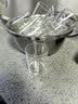 加厚二两白酒杯套装家用带刻度洋酒杯烈酒杯玻璃杯黄酒杯小酒盅 金色刻度二两杯 100ml 【十二只装】 实拍图