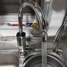 奥克斯（AUX）电热水龙头热水器加热水龙头快速热水变频恒温厨房下进水 【大屏数显】电镀银+漏保插头+万向喷头 实拍图
