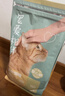 网易严选宠爱全价猫粮 实惠主粮成幼猫爱心三文鱼油美毛护胃海洋鱼2kg 实拍图