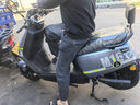 五羊【官方正品】2025款电动摩托车NFC解锁大功率电动车俩轮代步电摩男女时尚电动踏板车 星球灰/速度70M/前后双碟/靠背板 72V22A/全新石墨烯电池/木架发货 实拍图