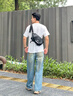JEEP斜挎包男士大容量磁吸扣单肩包休闲胸包上班骑行旅行挎包邮差包 黑色【升级加大容量+可放11寸平板】 实拍图