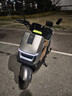 绿源（Luyuan）电动摩托车 【向往的生活推荐】旋风续航73km-6块铅酸电池-1200W电机液压减震29L大容量座桶灰 实拍图
