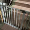 呵花楼梯口护栏婴儿童安全门栏围阳台栏杆宠物宝宝犬狗狗栅栏门免打孔 门+脚踏+加固槽 90-97cm 高76cm栏杆间隙 实拍图