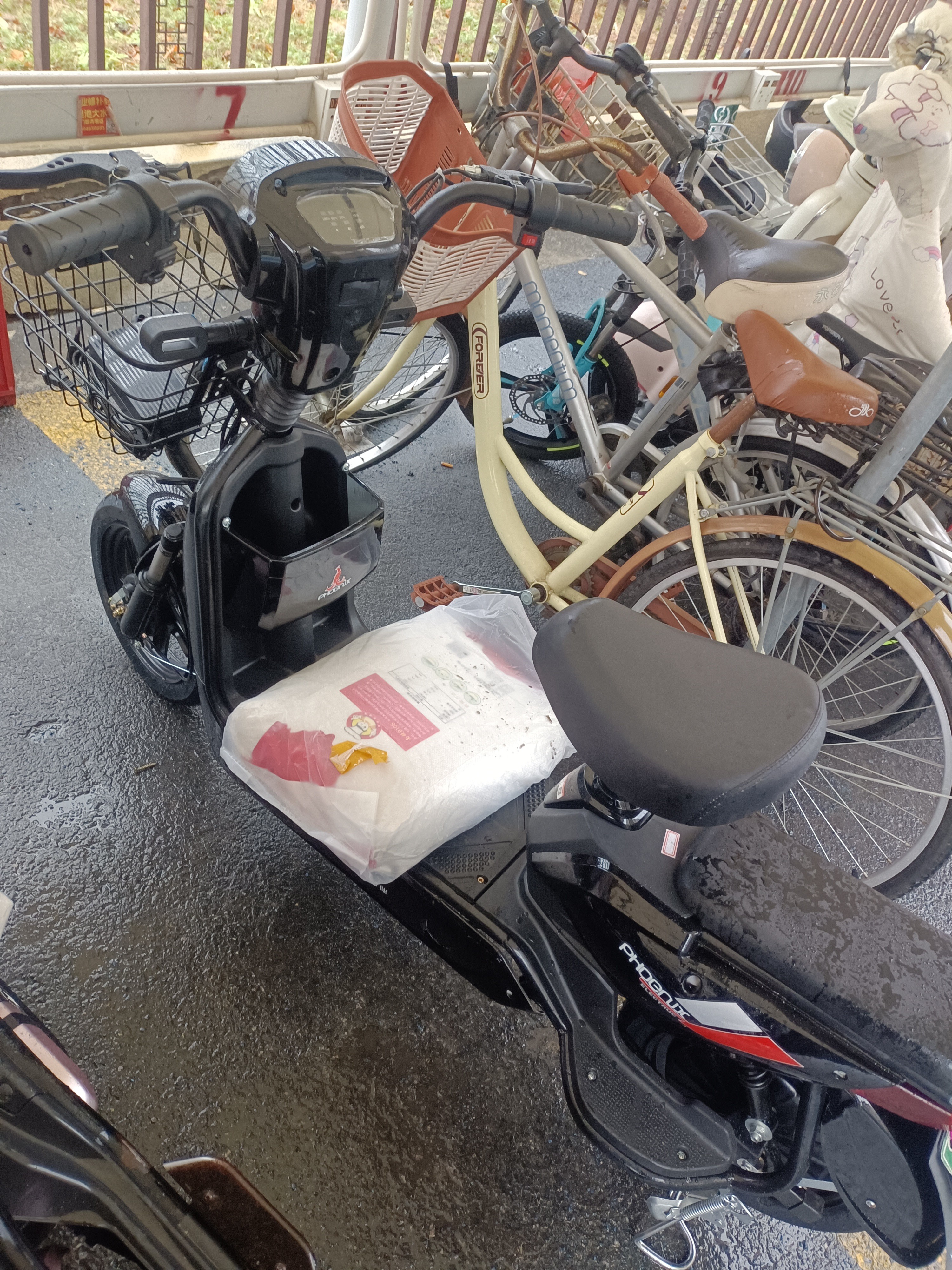 凤凰（Phoenix）电动车新款女生小型轻便新国标电动自行车成人电瓶车双人代步通勤长续航电单车两轮助力车 曜石黑【全国联保 智能快充 终身售后】 【铅酸】12A载能-纯电续航36公里 实拍图