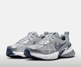 耐克男子 运动休闲鞋NIKE V2K RUN运动鞋HJ4497-002银灰 42.5 实拍图