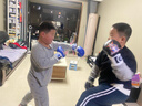 爱倍健（AIBEIJIAN） 爱倍健 拳击手套 专业散打搏击比赛拳击套 儿童跆拳道训练手套 蓝色经典款柔软舒适儿童款 6oz 实拍图