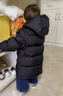 巴布豆（BOBDOG）95绒儿童羽绒服2025年新款男女童A类抗菌防风面料大兜连帽外套 黑色 【A类面料 贴身可穿】95绒 120 【约身高100-110cm 体重39斤】 实拍图