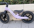 喜尔唯儿童平衡车1-3-6-12岁两轮无脚踏滑步车小孩自行车2-5岁宝宝滑行 紫色12寸-送骑行礼包-推荐85-109CM 充气轮+挡泥板 实拍图