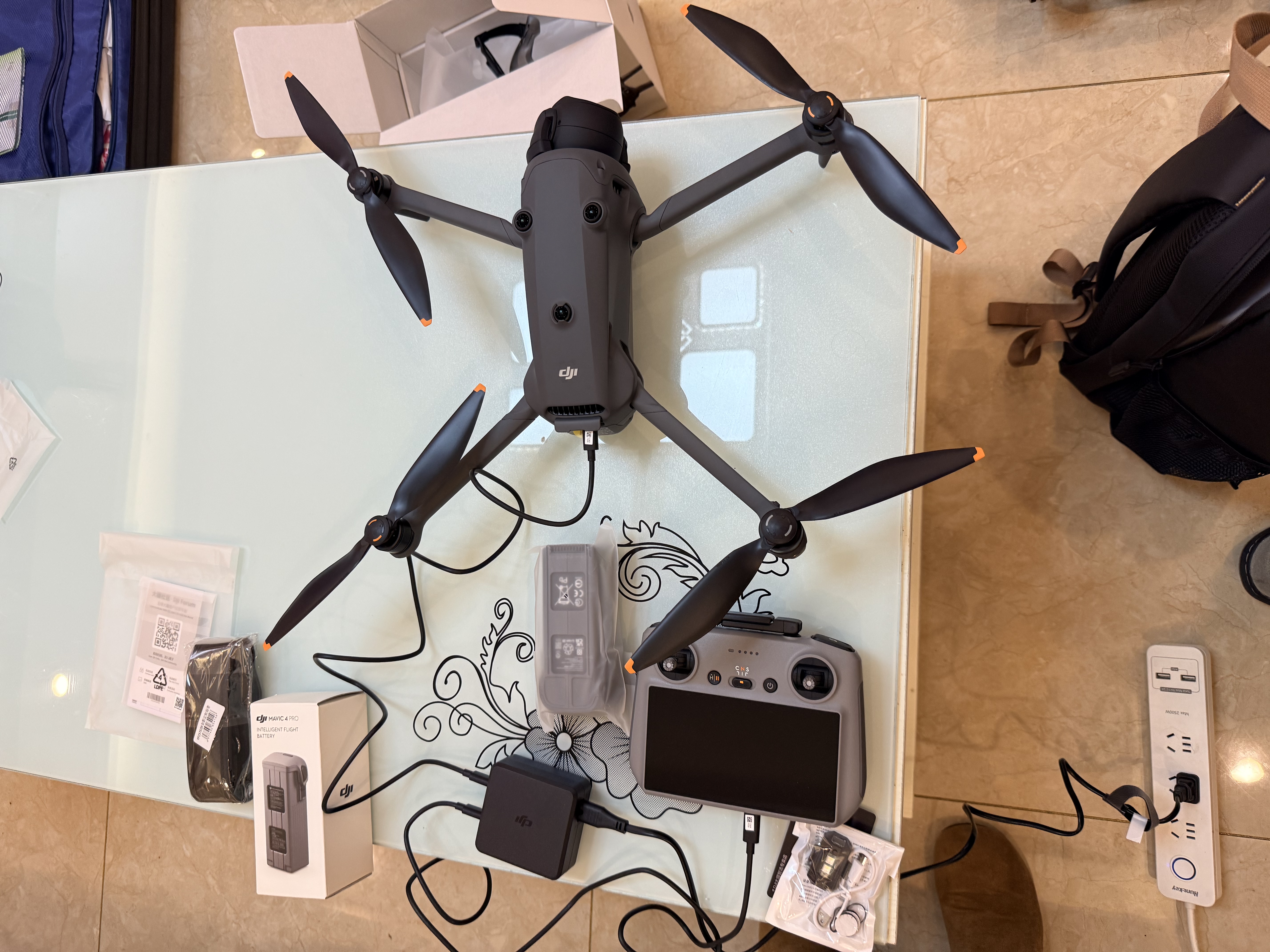 大疆御4pro 无人机 DJI Mavic 4 Pro 三摄旗舰航拍机 1亿像素万象云台 高清专业飞行相机超长续航 DJI Mavic 4 Pro 双电 官方标配（不含随心换） 下单赠免费礼包 新品速 实拍图