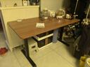 喜米莱【热卖款式】电动升降桌电脑电竞桌台式学习书桌实木办公直播桌子 【单电机】胡桃色+黑腿18mm桌面 长140宽70高75cm 实拍图