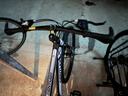 EG7山地自行车成人学生变速越野单车双减震赛车26寸青少年男女 辐条【加厚防滑轮-更安全】黑白 26寸21速【适合：160-180CM】 实拍图