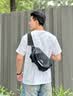 JEEP斜挎包男士大容量磁吸扣单肩包休闲胸包上班骑行旅行挎包邮差包 黑色【升级加大容量+可放11寸平板】 实拍图